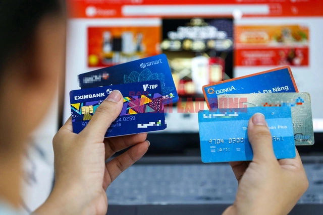 Nhiều loại thẻ tín dụng dù không sử dụng nhưng vẫn luôn bị các ngân hàng âm thầm tính phíẢnh: HOÀNG TRIỀU