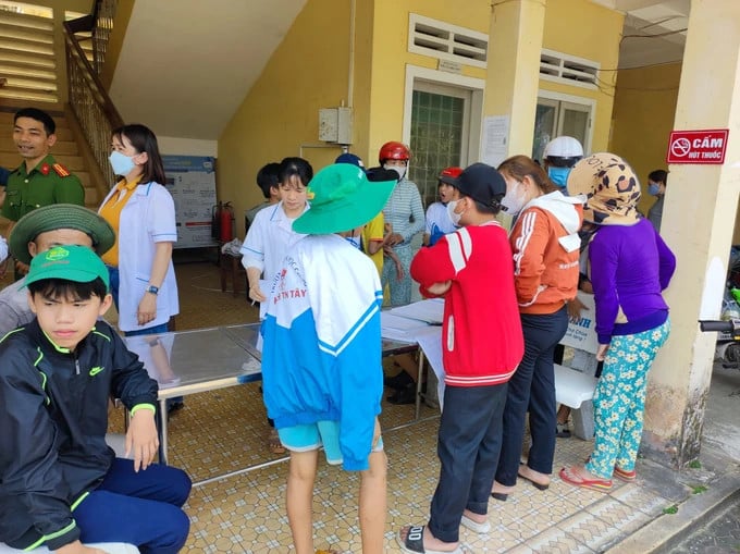 Các em học sinh trường THCS Hành Tín Tây được đưa đến Trung tâm Y tế huyện Nghĩa Hành để khám khi có dấu hiệu ngộ độc thực phẩm