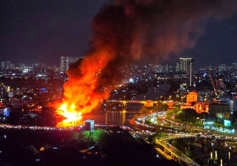 Hình ảnh đám cháy được chụp từ phía xa - Ảnh: Maika Elan
