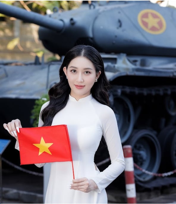 Những ngày cuối tháng 4, Hoa hậu Huỳnh Thúy Anh luôn nhớ về những ngày hào hùng của cha, ông đóng góp vào chiến thắng 30/4/1975 mang lại hòa bình cho đất nước Việt Nam.
