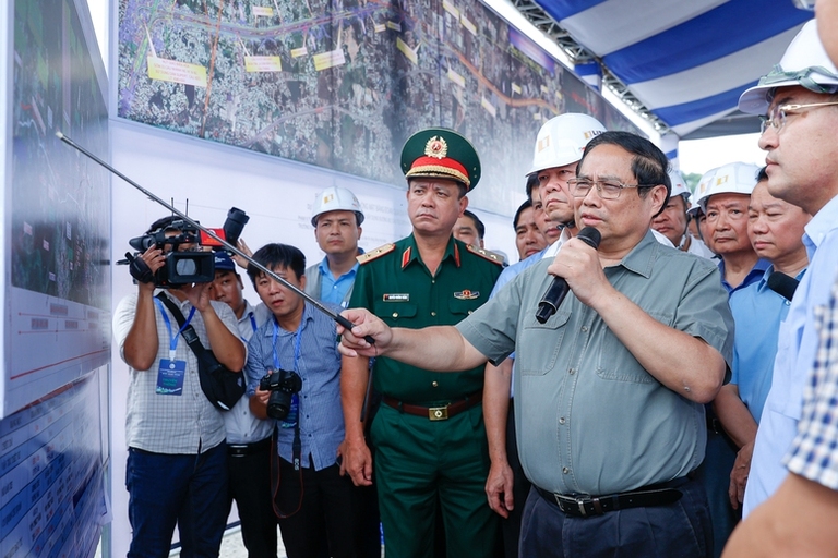 Thủ tướng kiểm tra tiến độ dự án cao tốc Biên Hòa-Vũng Tàu tại xã An Phước, huyện Long Thành, tỉnh Đồng Nai - Ảnh: VGP/Nhật Bắc