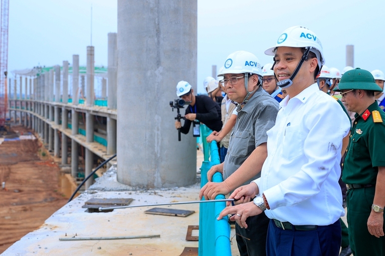 Đây là lần thứ 4 Thủ tướng có mặt kiểm tra, đôn đốc dự án sân bay quốc tế Long Thành trong hơn 2 năm vừa qua, cho thấy sự quan tâm đặc biệt của Đảng, Nhà nước với công trình này - Ảnh: VGP/Nhật Bắc