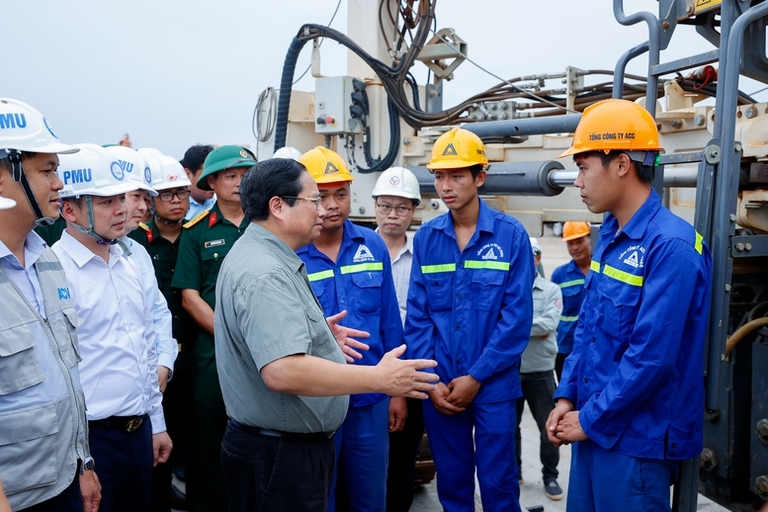 Thủ tướng trò chuyện, động viên cán bộ, người lao động đang làm việc, thi công tại dự án sân bay Long Thành - Ảnh: VGP/Nhật Bắc