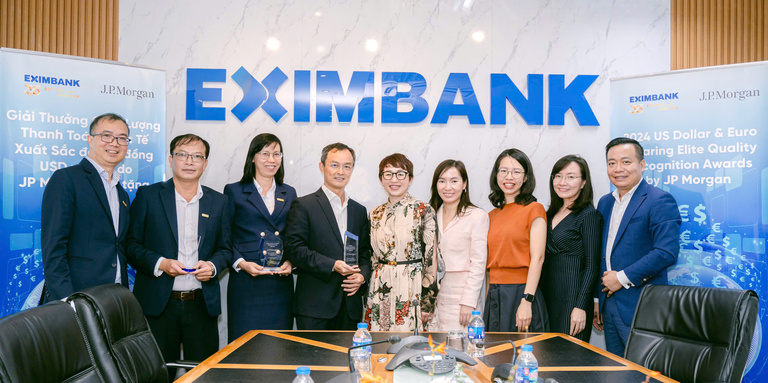 Ông Đào Hồng Châu – Phó Tổng Giám đốc Eximbank (thứ 4 từ trái qua) và đại diện Ban lãnh đạo ngân hàng nhận giải thưởng từ bà Hooi Ching Wong - Giám đốc Khối Định chế tài chính ASEAN, kiêm Tổng Giám đốc JPMorgan Malaysia (thứ 5 từ trái qua).