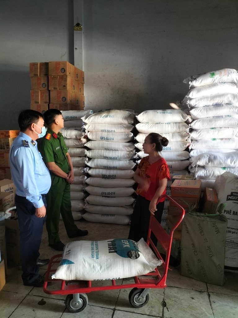 Đội QLTT số 1, Cục QLTT Long An kiểm tra phát hiện 104 bao đường cát nhập lậu ngày 18/3/2024 tại một hộ kinh doanh.