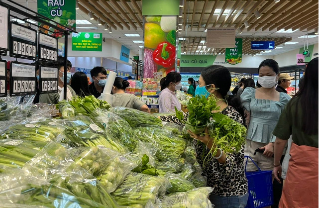 Giá nhiều loại rau lá đang tăng mạnh ở chợ lẫn siêu thị    