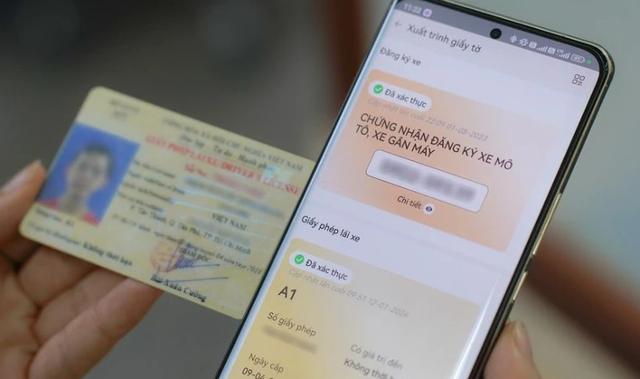 Giấy phép lái xe bản cứng và giấy phép lái xe đã tích hợp trên VNeID. Ảnh: MINH HOÀNG  