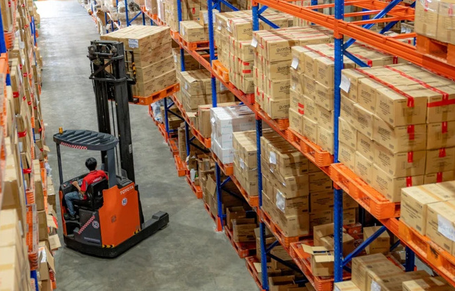 Cần nâng cao hạ tầng logistics TMĐT tại Việt Nam. ẢNH: THU HÀ
