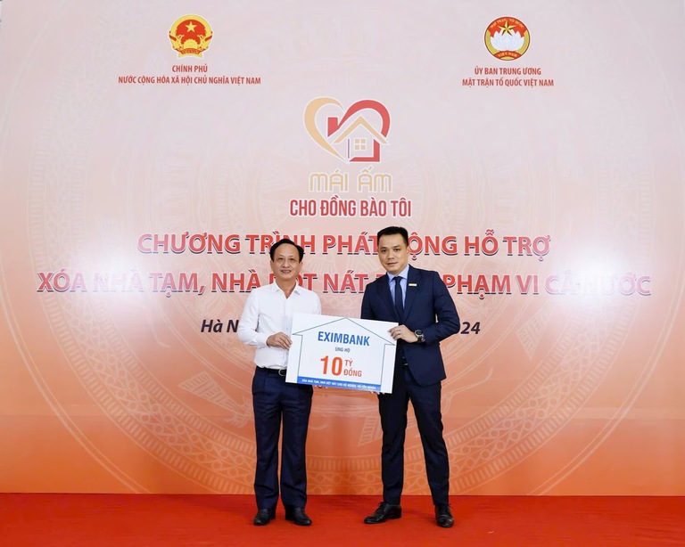 Ông Nguyễn Cảnh Anh, Chủ tịch Hội đồng quản trị Eximbank trao tặng 10 tỷ đồng cho chương trình 