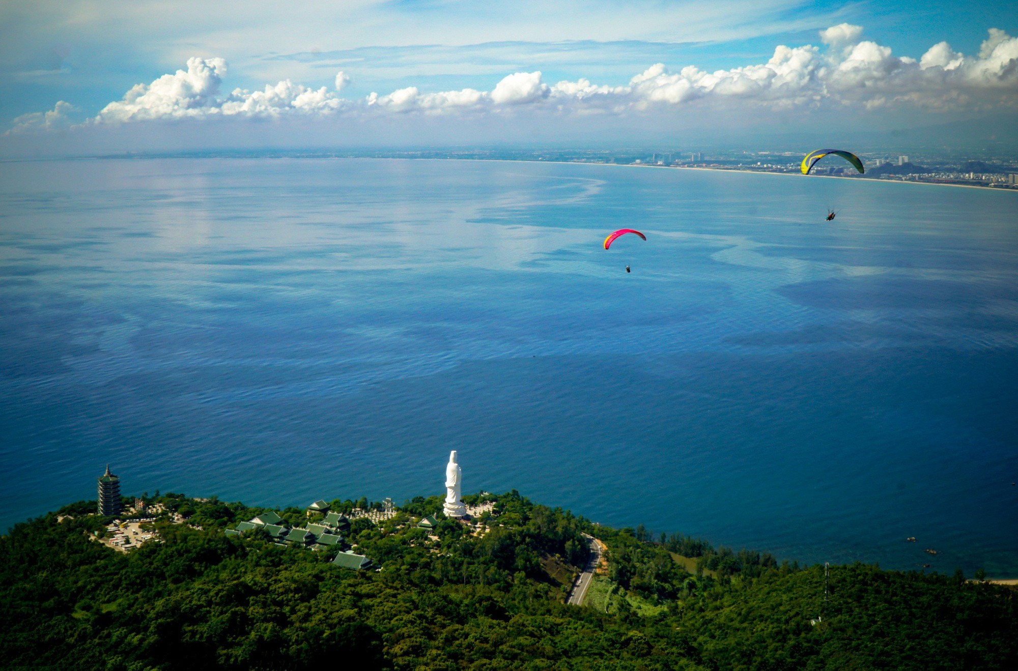 Đến Đà Nẵng du khách thử trải nghiệm bay dù lượn tại bán đảo Sơn Trà - Ảnh 5.