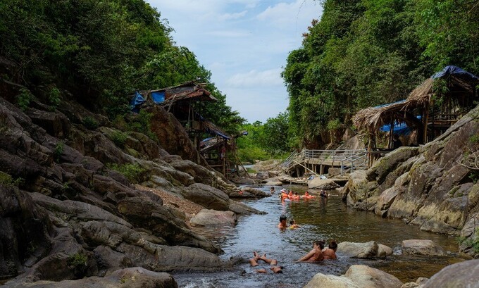 Du khách ngâm mình dưới thác. Ảnh: Visit Hue