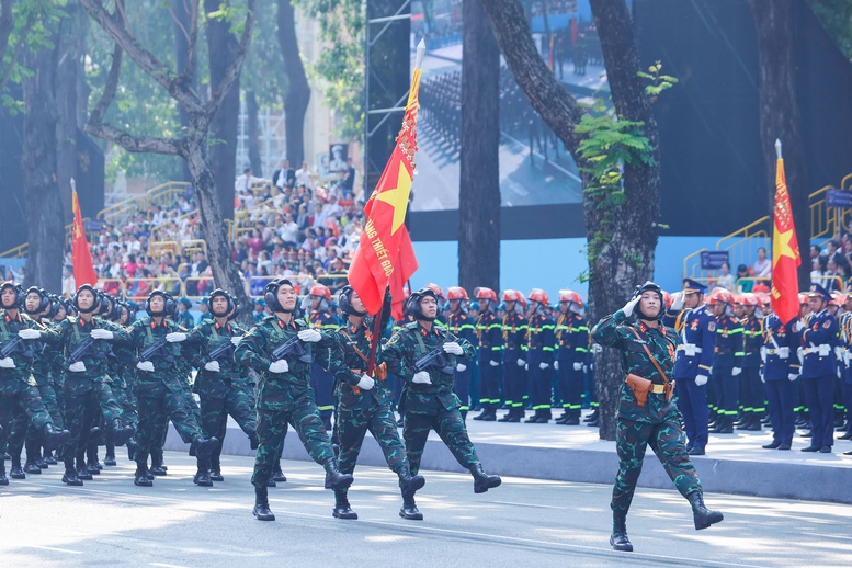 Chùm ảnh: Lực lượng Quân đội tham gia diễu binh, diễu hành kỷ niệm 50 năm thống nhất đất nước- Ảnh 17.