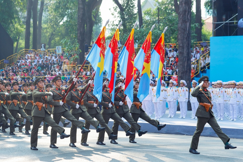 Chùm ảnh: Lực lượng Quân đội tham gia diễu binh, diễu hành kỷ niệm 50 năm thống nhất đất nước- Ảnh 4.