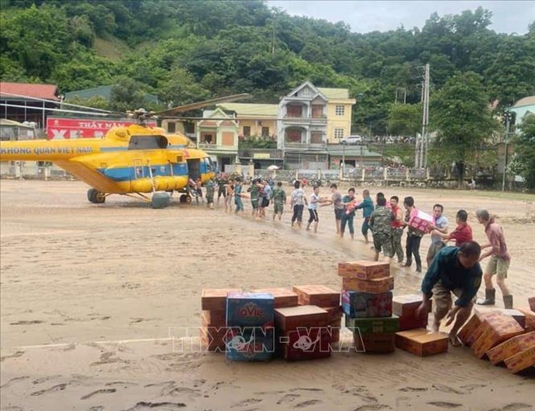 Quân đội điều động máy bay trực thăng chuyển hàng cứu trợ vào Nghệ An- Ảnh 1.