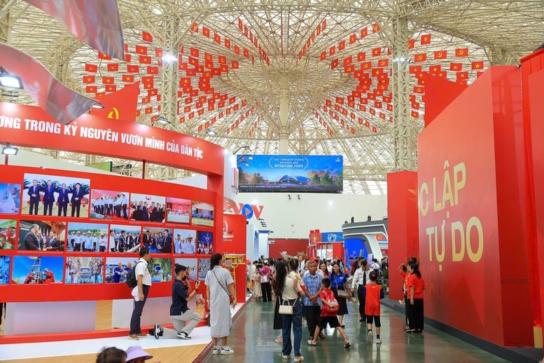 Hàng trăm nghìn khách tham quan đến với Triển lãm Thành tựu đất nước- Ảnh 1.