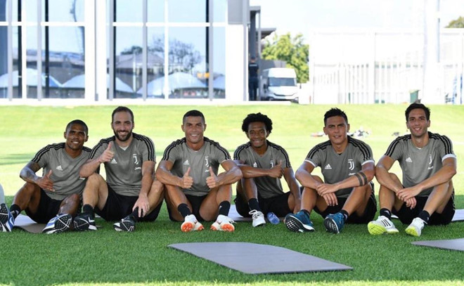 Ronaldo (thứ 3 từ trái sang) và các đồng đội mới ở Juventus trong buổi tập diễn ra vào ngày 31/7/2018