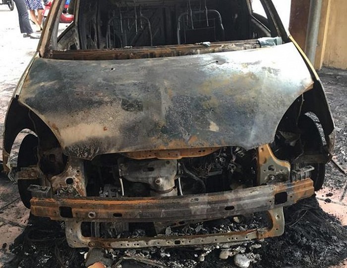 Chiếc xe của chiến sỹ CSGT bị đốt cháy trơ khung