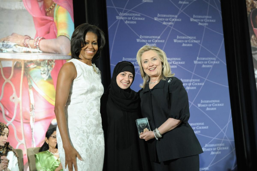 Bà Samar Badawi (giữa), người vừa bị chính quyền Saudi Arabia bắt giữ