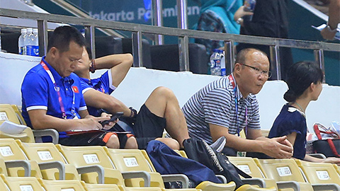 HLV Park Hang Seo (phải) và trợ lý Lư Đình Tuấn theo dõi trận đấu giữa Olympic Nhật Bản gặp Olympic Nepal