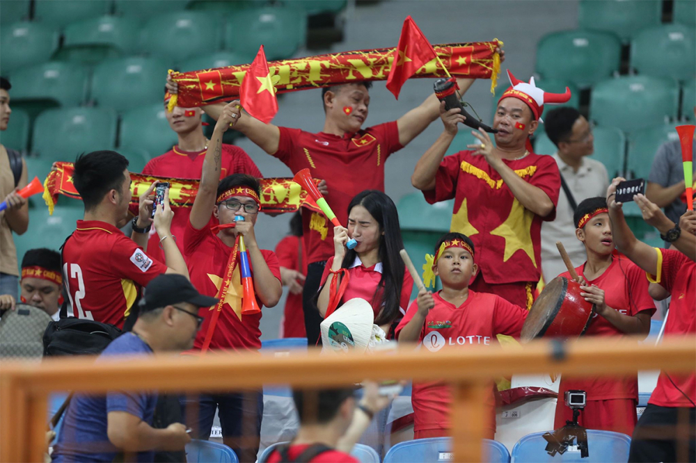 Hoà Minzy thổi kèn, cổ vũ Olympic Việt Nam trong trận gặp Olympic Nepal