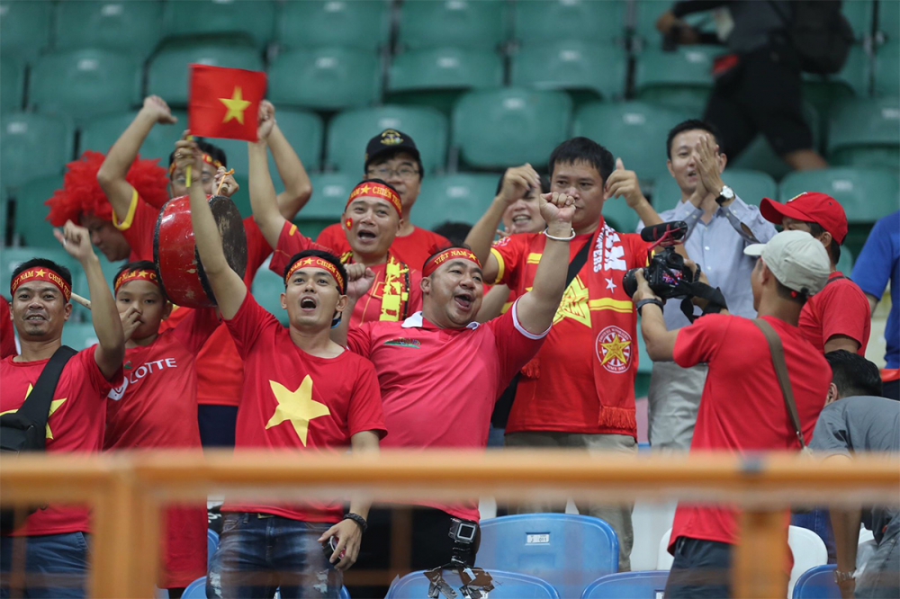 Diễn viên Hiếu Hiền cũng đang ở Indonesia và cổ vũ rất cuồng nhiệt cho Olympic Việt Nam
