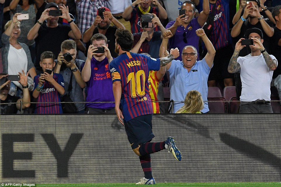Messi ăn mừng với các CĐV của Barcelona sau khi lập cú đúp vào lưới Deportivo Alaves 