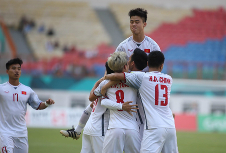 Các đồng đội chúc mừng Quang Hải sau khi anh ghi bàn mở tỷ số cho Olympic Việt Nam