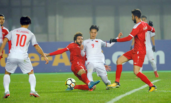 U23 Việt Nam (áo trắng) từng  hòa U23 Syria tại VCK U23 châu Á 2018