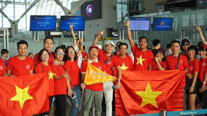 Sáng nay (29/8), thêm 300 CĐV Việt Nam sang Indonesia cổ vũ bóng đá