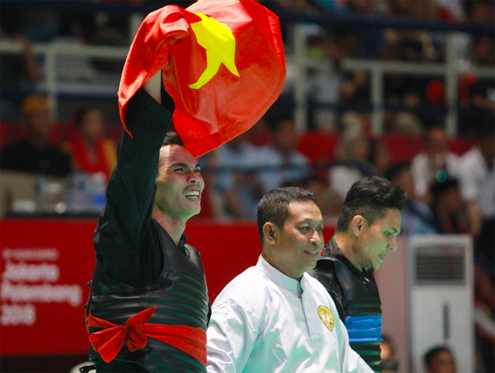 Niềm vui chiến thắng của VĐV pencak silat Trần Đình Nam tại ASIAD 2018