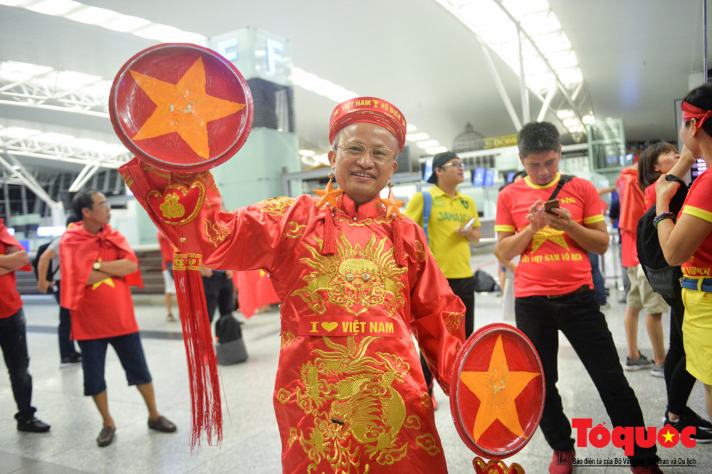 Ông Đặng Đình Mạnh (Hoàn Kiếm, Hà Nội) với bộ quần áo truyền thống nổi bật và 2 chiếc vung nồi có sơn hình cờ đỏ sao vàng.