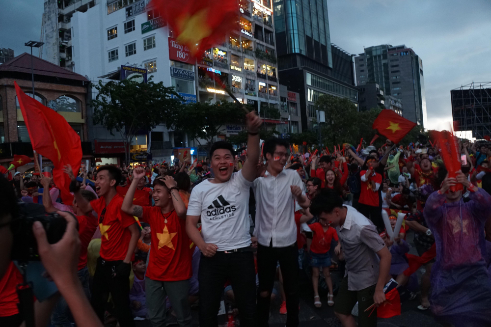 Sự phấn khích của CĐV khi Olympic Việt Nam lấy lại thế trận và gỡ hoà 1-1 (Ảnh: Hiếu CT)