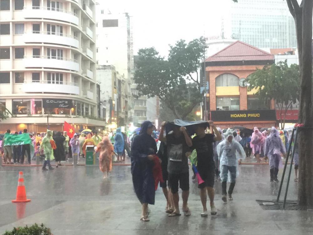 Cơn mưa trước trận đấu không ngăn được tình yêu của CĐV với Olympic Việt Nam (Ảnh: Hiếu CT)