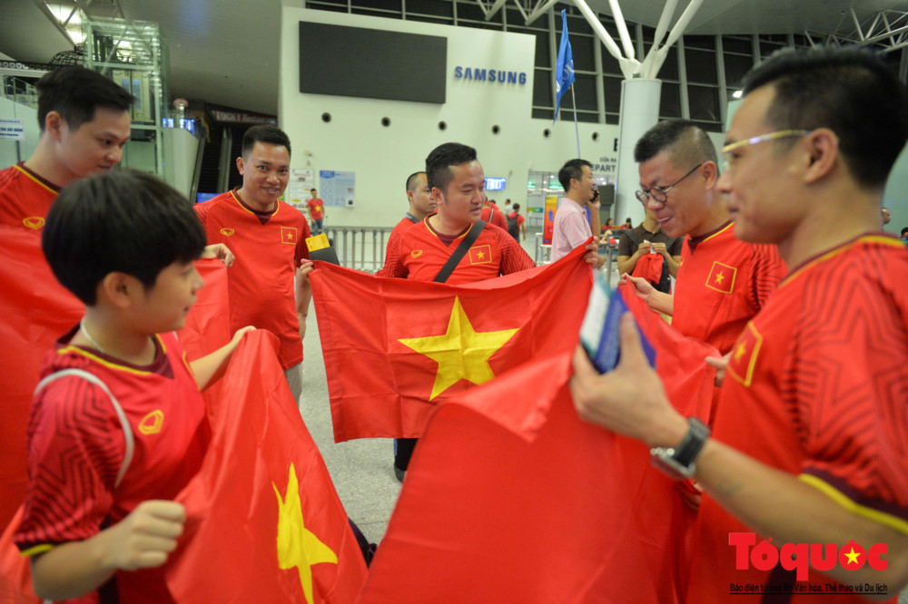 Tất cả cùng khoác lên mình mầu áo của đội Olympic Việt Nam và lá quốc kỳ linh thiêng của Tổ quốc.