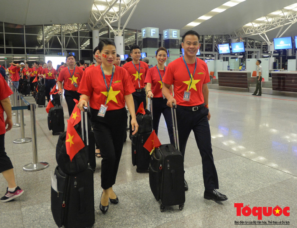 Phi hành đoàn của Vietnam Airlines cũng mặc đồng phục áo cờ đỏ sao vàng trên chuyến bay đặc biệt này.