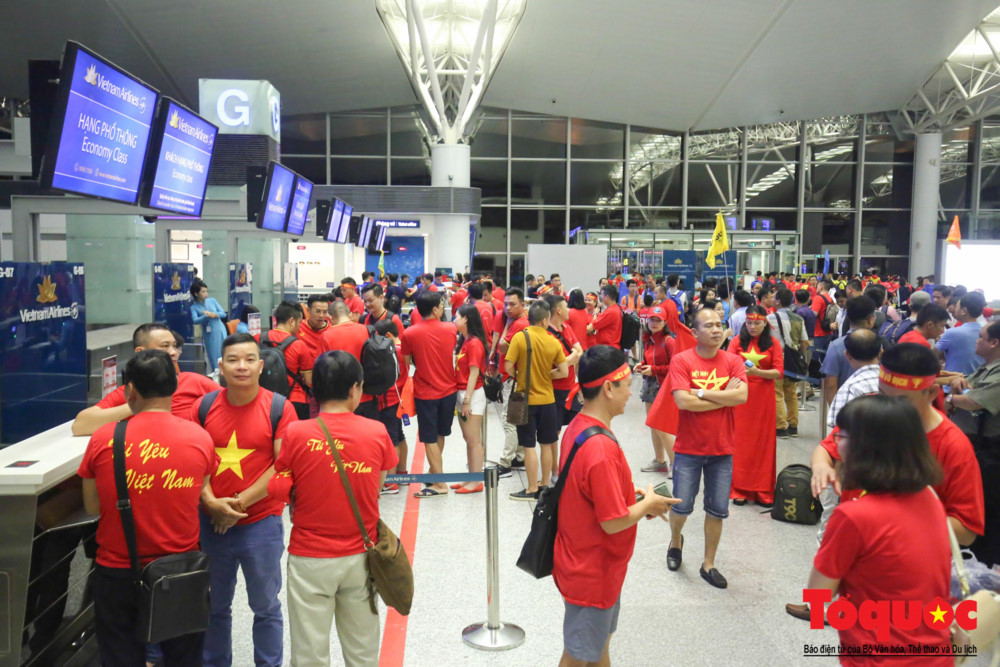 Vào lúc 3h00 sáng 29.8, hàng ngàn CĐV Việt Nam đã có mặt tại sân bay Nội Bài để khởi hành bay sang Indonesia cổ vũ Olympic Việt Nam thi đấu trận bán kết ASIAD 18.
