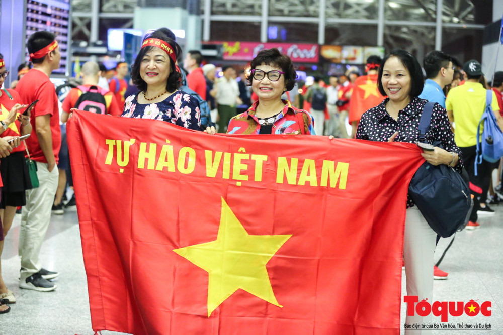Cô Thắm (phải) cùng bạn bè rất hâm mộ U23 Việt Nam đã không bỏ lỡ trận đấu lịch sử này.