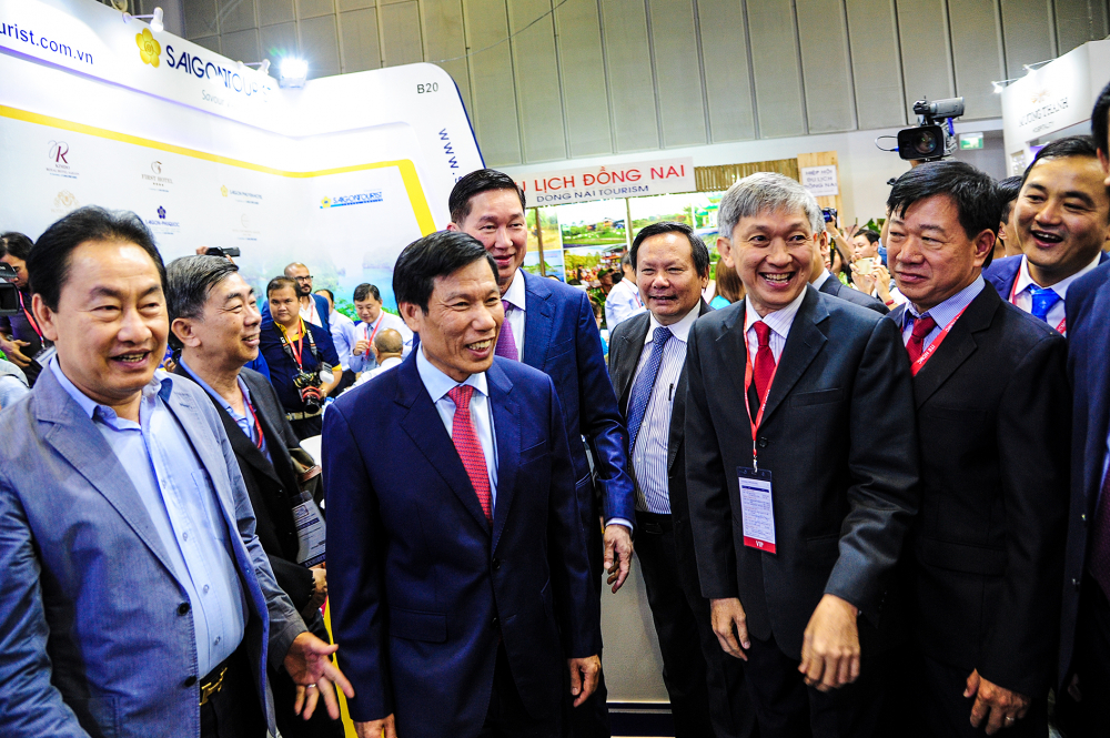 Bộ trưởng Bộ Văn hóa, Thể thao và Du lịch, Nguyễn Ngọc Thiện (giữa) và các đại biểu tại Hội chợ Du lịch Quốc tế TP.HCM 2018 