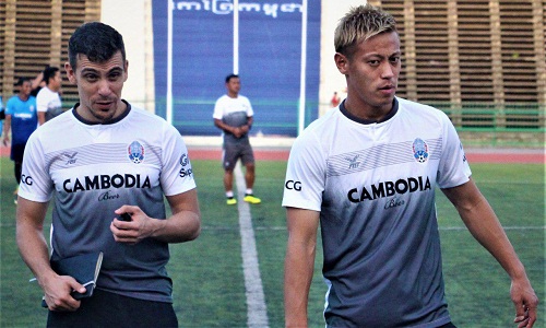 Tân HLV đội tuyển Campuchia, Keisuke Honda (phải) tuyên bố sẽ đánh bại đội tuyển Việt Nam tại AFF Suzuki Cup 2018