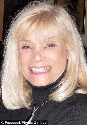 Bà Golden-Gottlieb, cựu Giám đốc điều hành đài truyền hình Lorimar, tố cáo ông Moonves đã nhiều lần ép bà quan hệ tình dục bằng miệng ngay tại văn phòng