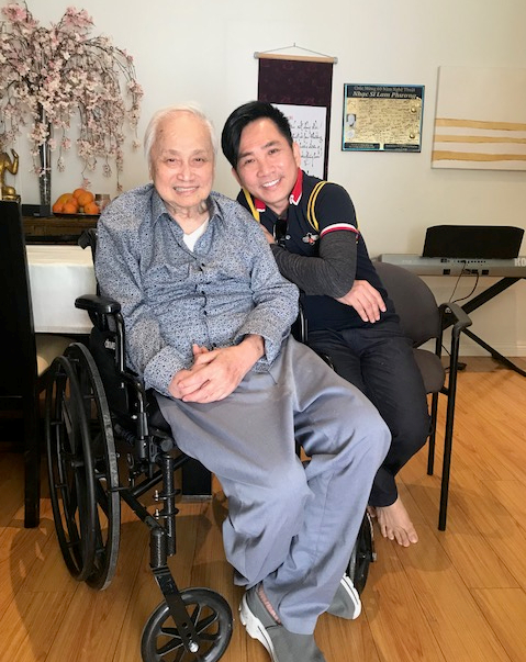 Ca sỹ Quang Thành và nhạc sỹ Lam Phương tại nhà riêng của ông