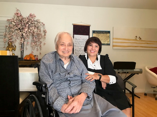 Nhà thơ Đặng Thị Thanh Hương và nhạc sỹ Lam Phương tại nhà riêng của ông