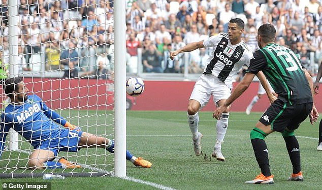 Ronaldo ghi bàn đầu tiên ở Serie A bằng một pha dứt điểm cận thành bằng chân phải