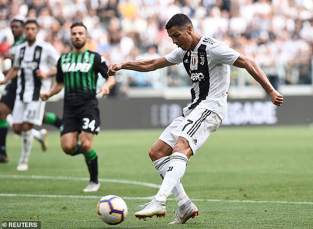Ronaldo nâng tỷ số lên 2-0 cho Juventus bằng cú sút chéo góc bằng chân trái