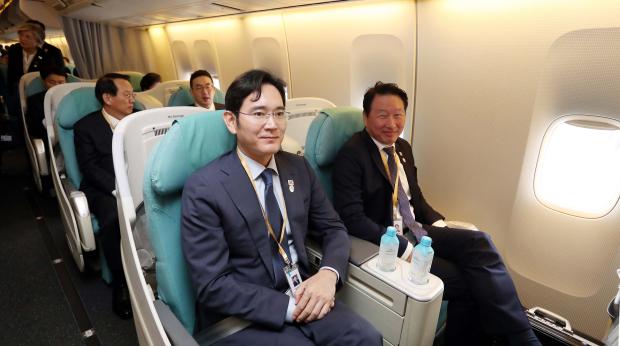 Phó Chủ tịch tập đoàn Samsung, Lee Jae-yong (trái) cũng đến Bình Nhưỡng cùng với phái đoàn của Hàn Quốc