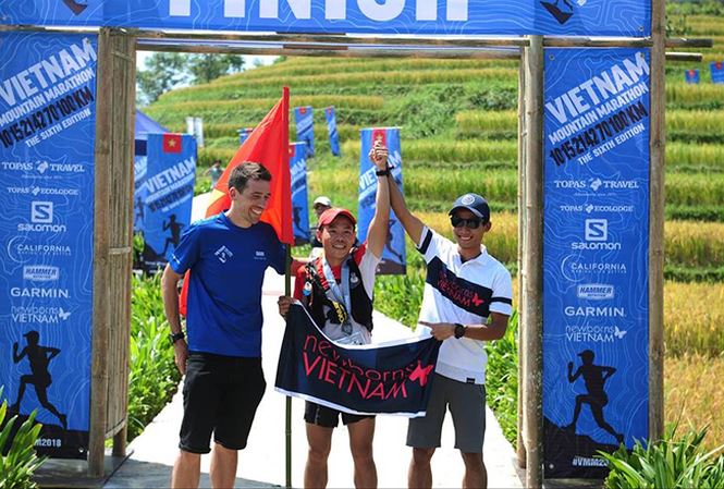 VĐV Nguyễn Tiến Hùng (giữa) vô địch giải Vietnam Mountain Marathon (VMM) 2018 tại Sa Pa