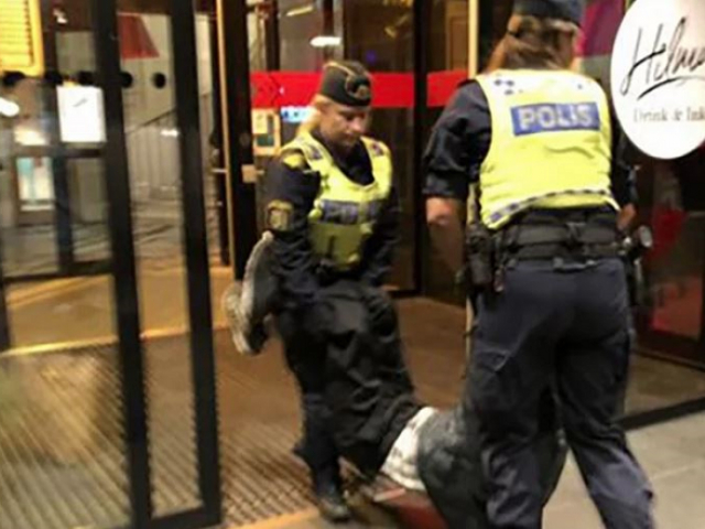 Hình ảnh từ trang SCMP của Trung Quốc đưa tin về việc du khách nước này bị cảnh sát Thụy Điển lôi ra khỏi khách sạn