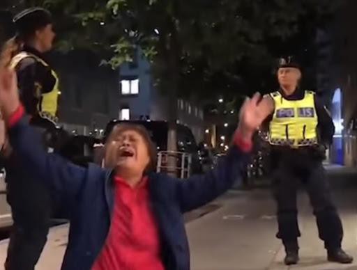 Một trong 3 vị khách gào khóc trước mặt cảnh sát Thụy Điển