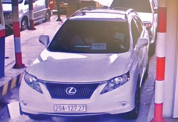 Xe Lexus biển trắng 29A-127.27 qua trạm thu phí cao tốc Hà Nội - Hải Phòng (Ảnh chụp màn hình do camera ghi lại)