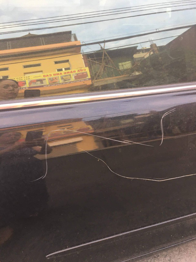 Chiếc xe của chị Nhan Nguyen bị cào xước xung quanh thân xe.